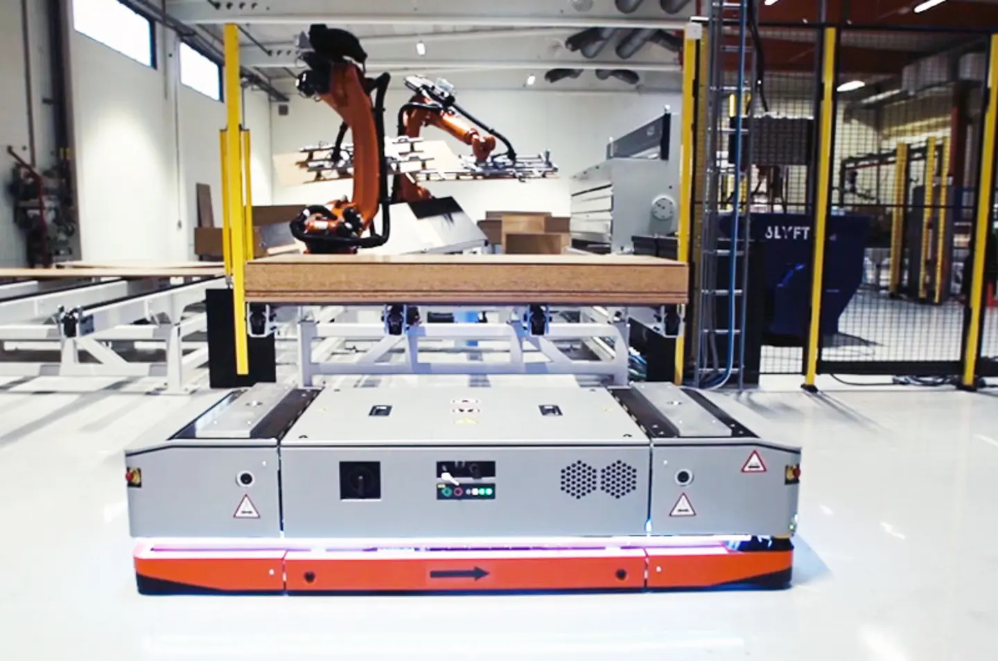 Véhicule à guidage automatisé (AGV) dans un entrepôt industriel.