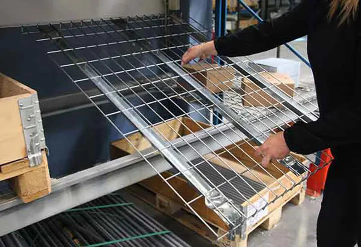 Les plateaux grillagés Shelfstore sont des produits sûrs et stables pour les entrepôts de toutes tailles.  Les plateaux grillagés Shelfstore sont des produits sûrs et stables pour les entrepôts de toutes tailles.