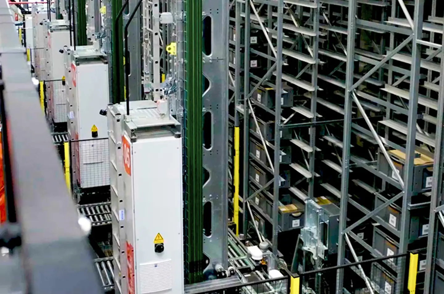 Système d’entrepôt ASRS protégé par des dispositifs de protection des machines.